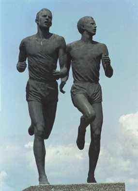 Statue de Roger Bannister et John Landy du 21 mai 1992 avant d'être déplacée à Renfrew et Hastings.