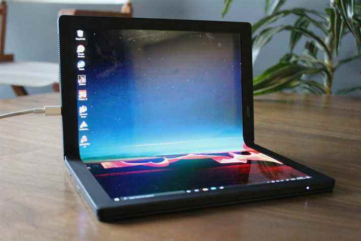 Le ThinkPad X1 Fold est assis sur une table, plié en mode ordinateur portable.