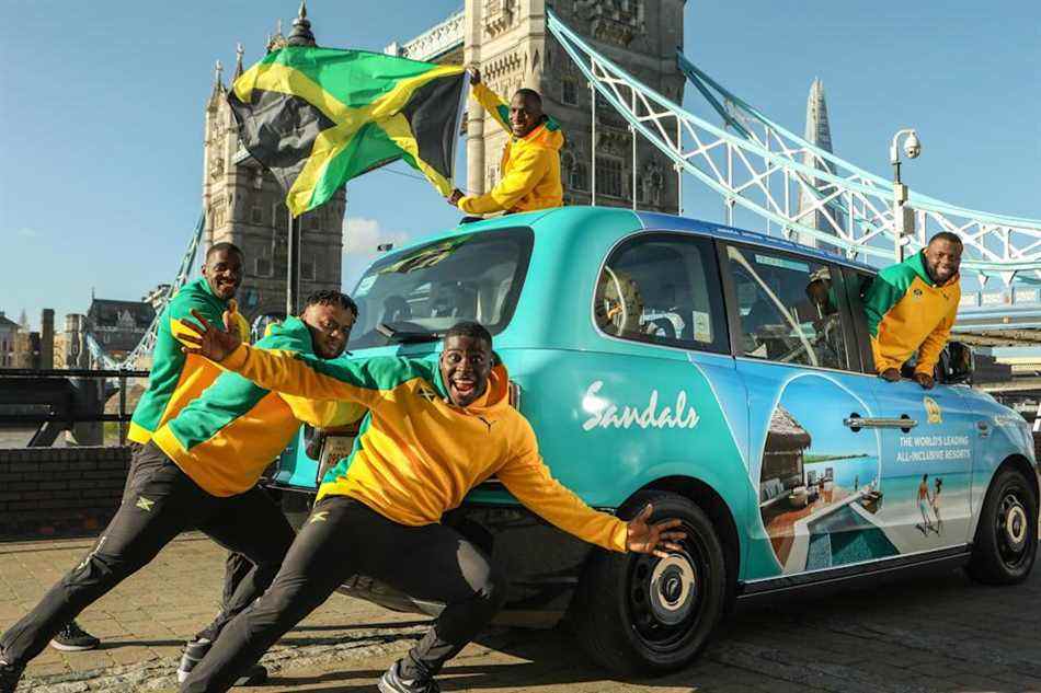 Membres de l'équipe jamaïcaine de bobsleigh, dont la pilote de bobsleigh Shanwayne Stephens (devant) et ses coéquipiers (gd) - Matthew Wekpe, Ashley Watson, Nimroy Turgott et Rolando Reid (Alex Maguire Photography/PA)