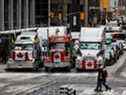 Des véhicules dans une rue alors que des camionneurs et des partisans continuent de protester contre les mandats de vaccination contre la COVID-19 à Ottawa le 16 février 2022. 