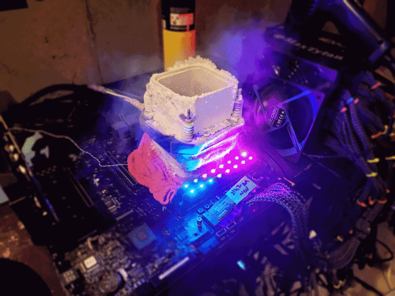 Scier une carte mère m’a aidé à établir un record d’overclocking de 12900K