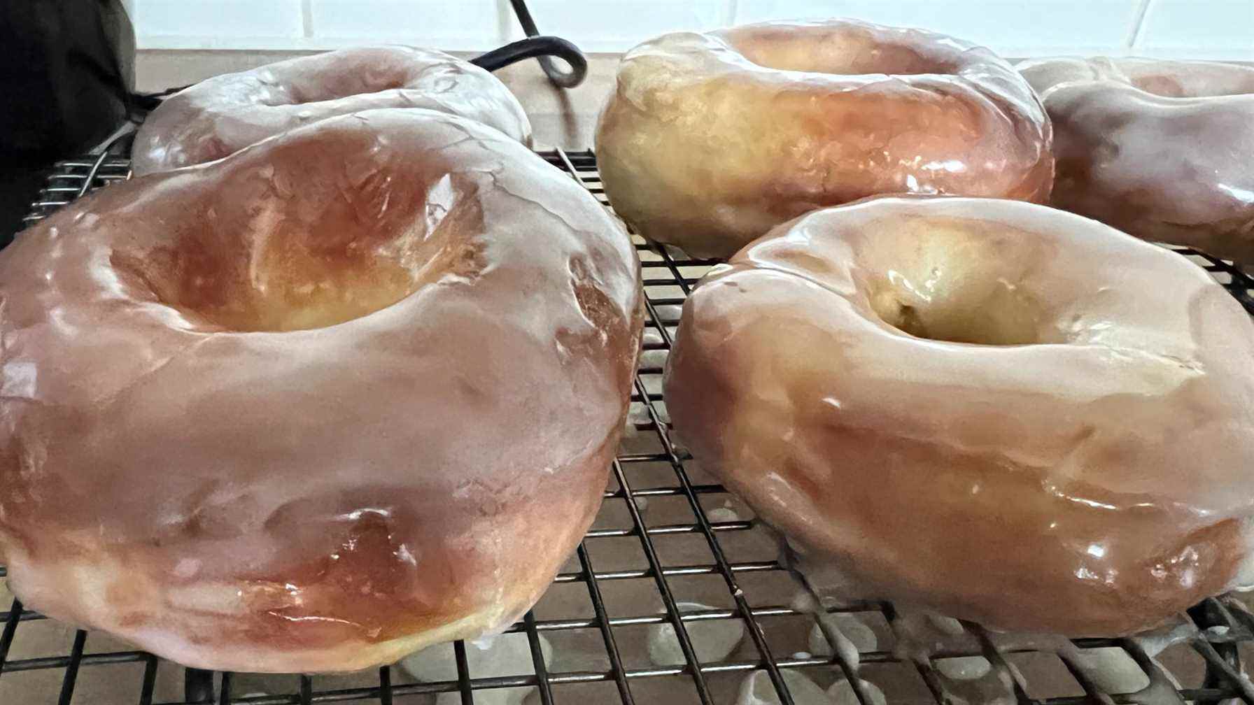 Un gros plan de beignets de friteuse à air qui ont été glacés