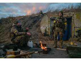 Des militaires ukrainiens sont vus à des positions de combat sur la base aérienne militaire de Vasylkiv dans la région de Kiev, le 26 février 2022.