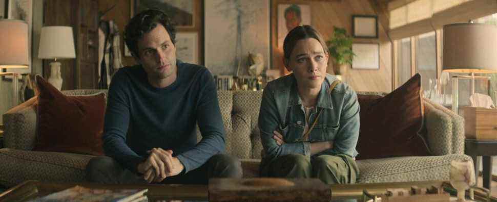 Joe Goldberg (Penn Badgley) and Love Quinn (Victoria Pedretti) in You