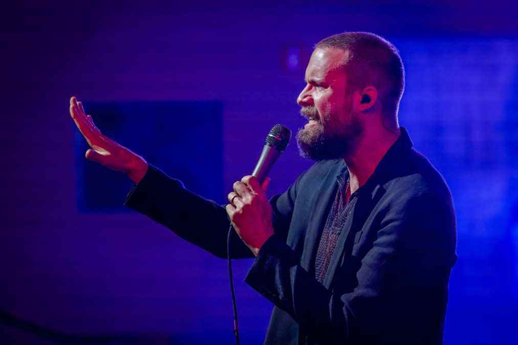 Le père John Misty emploie LA Phil comme le plus grand groupe de pick-up au monde au Disney Hall : la critique de concert la plus populaire doit être lue
	
	
