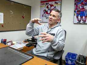 L'entraîneur-chef par intérim des Canadiens Martin St. Louis dans son bureau au Centre Bell.  Le revirement que St. Louis a réussi avec les Canadiens - cinq victoires consécutives - pourrait rendre plus difficile pour l'équipe de marquer le premier choix au repêchage de la LNH cette année.