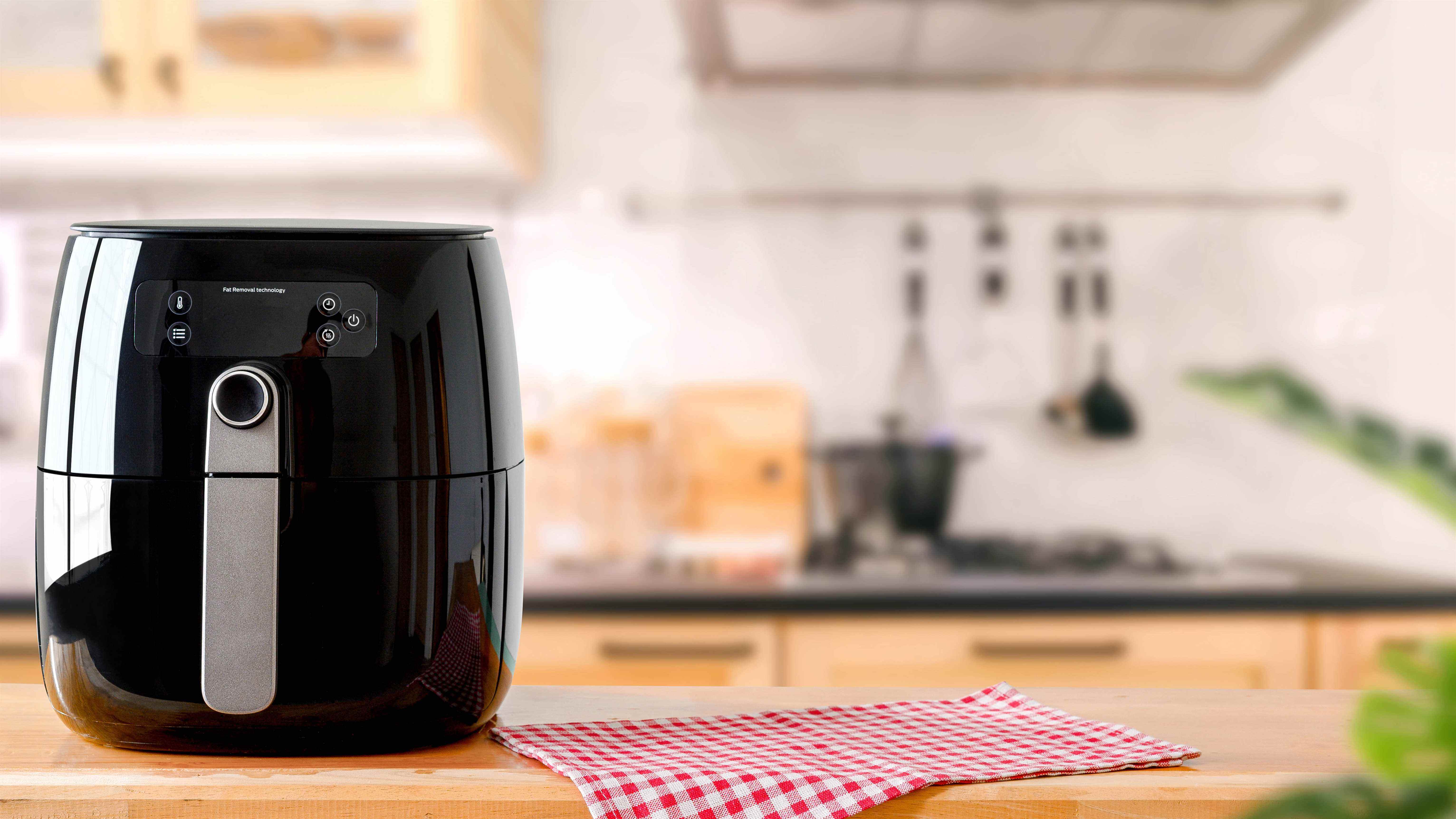 Une friteuse à air assise sur le comptoir d'une cuisine