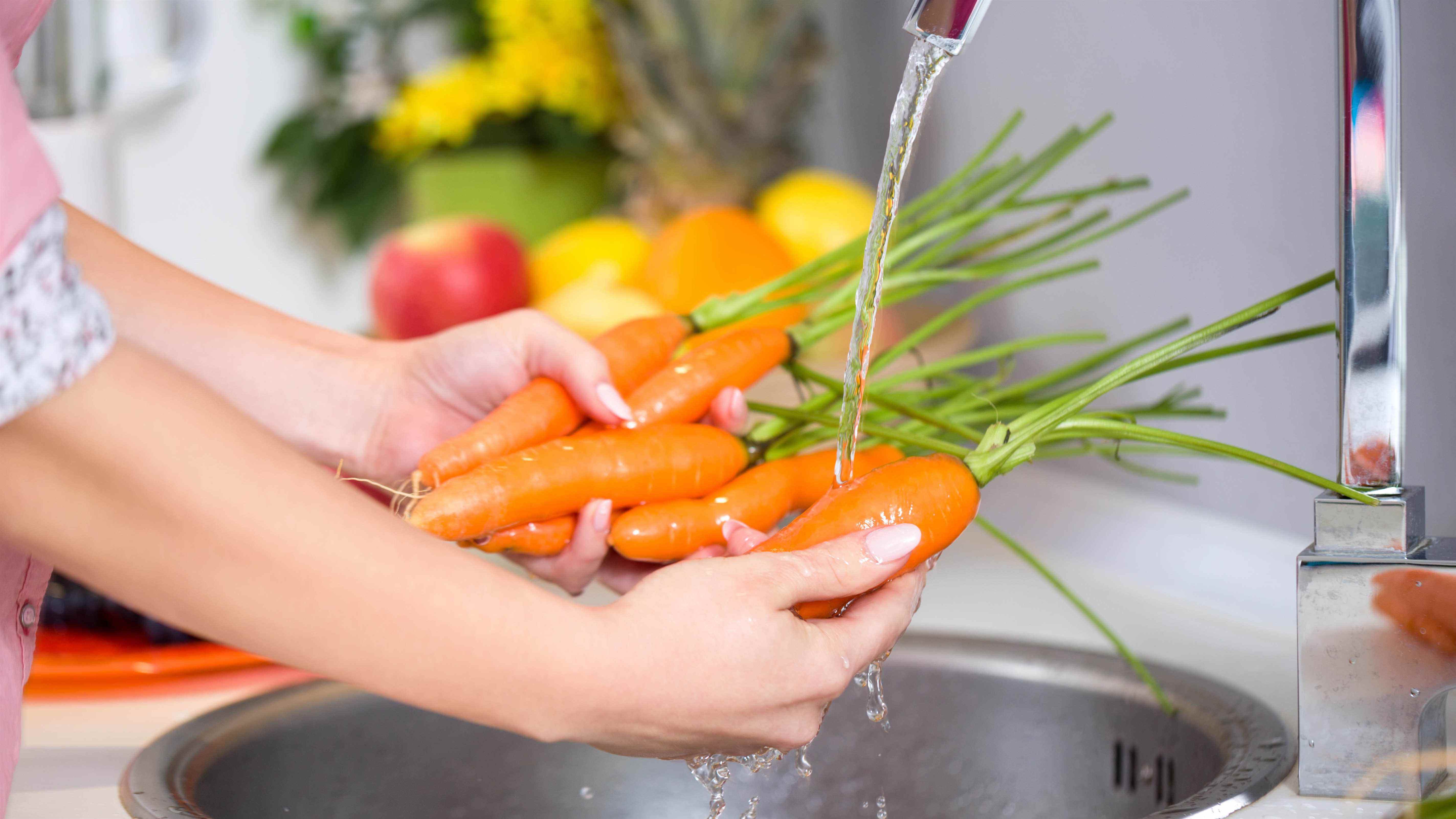 Carottes lavées dans un évier