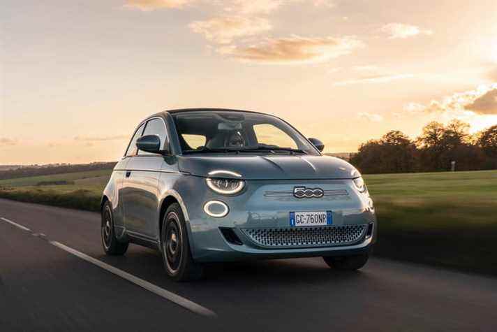 Une Fiat 500 EV aux spécifications européennes sur la route.