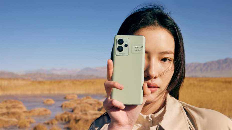 Le dos d'un Realme GT 2 Pro, tenu dans la main de quelqu'un