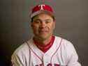 25 février 1998 : Julio Cruz des Texas Rangers pose pour un portrait lors de l'entraînement de printemps au stade du comté de Charlotte à Port Charlotte, en Floride. 