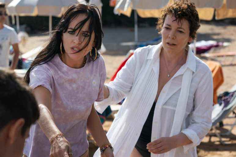 THE LOST DAUGHTER, from left: Dakota Johnson, Olivia Colman, 2021. ph: Yannis Drakoulidis / © Netflix / Courtesy Everett Collection