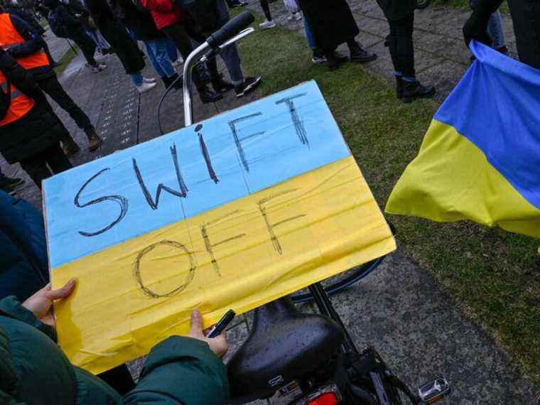 L’UE analyse l’interdiction de la Russie du système de paiement SWIFT