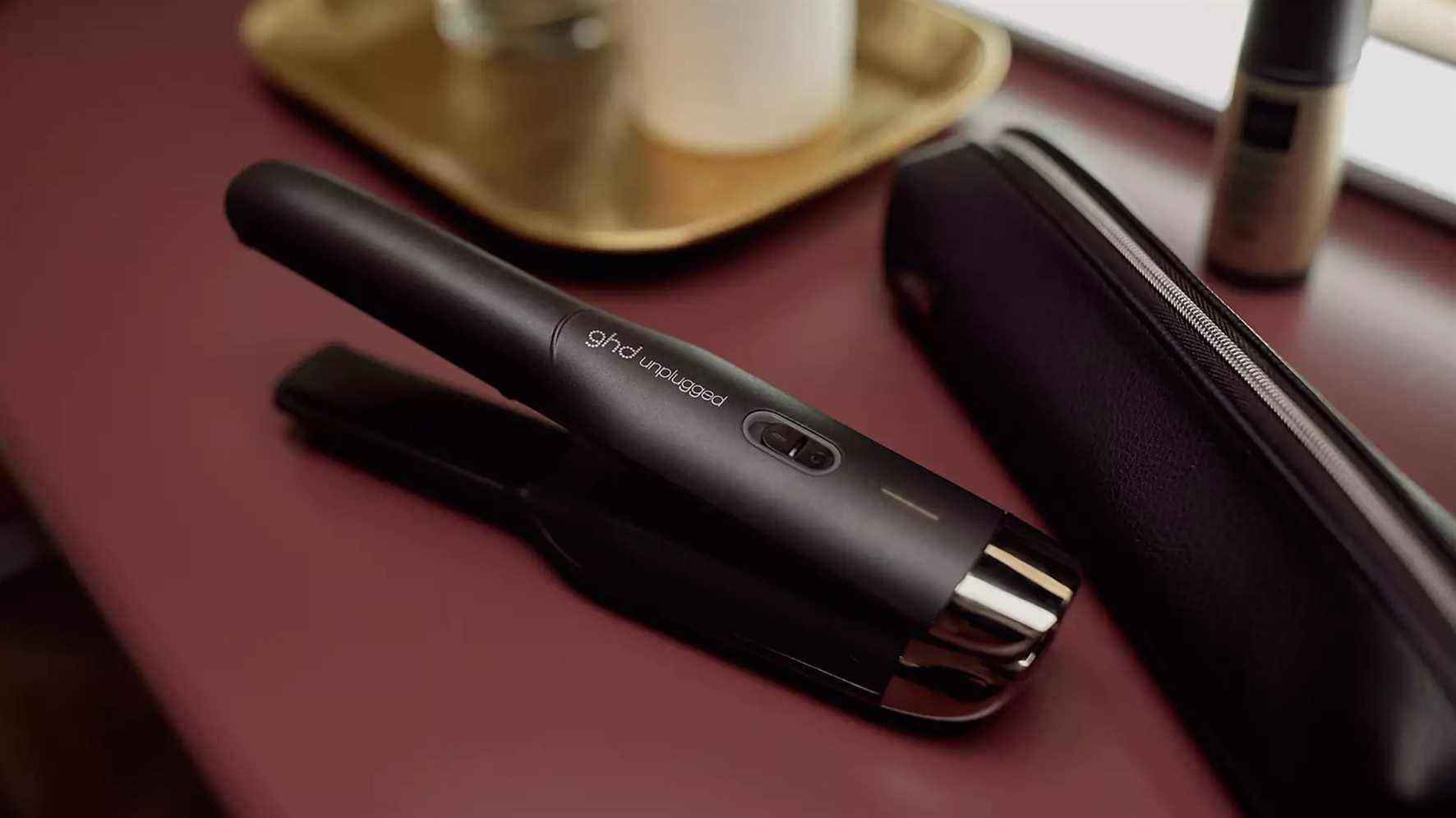 Le GHD Unplugged sur une coiffeuse