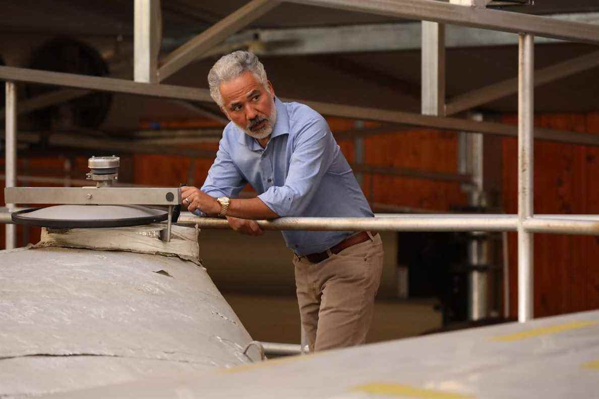 John Ortiz appuyé contre une clôture dans une photo de Promised Land