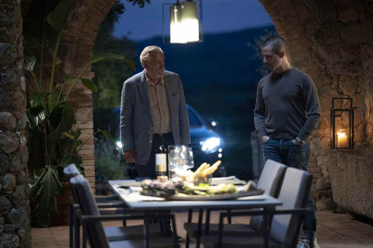 Logan et Kendall assis à une table dans Succession