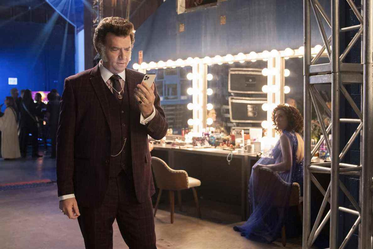 Danny McBride debout et regardant son téléphone dans une image de Righteous Gemstones