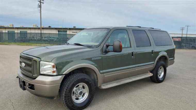 À 29 999 $, cette Ford Excursion 4X4 Diesel 2003 est-elle une bonne affaire ?