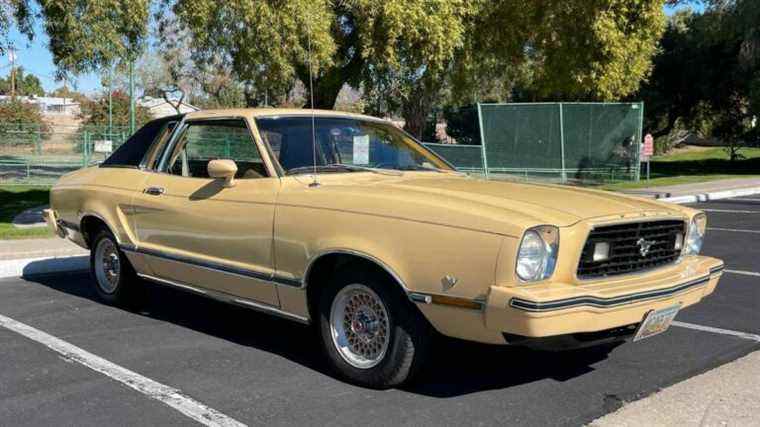 À 8 300 $, cette Ford Mustang Ghia de 1977 est-elle une affaire paradisiaque?