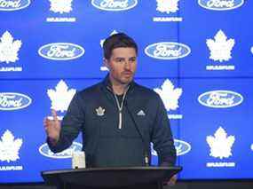 À six semaines de la date limite des échanges de la Ligue nationale de hockey, le 21 mars, le directeur général Kyle Dubas a déclaré dimanche qu'il voulait voir ce qu'une formation complète des Maple Leafs peut accomplir avant de prendre des décisions concernant l'endroit où l'équipe pourrait être améliorée via le commerce. .