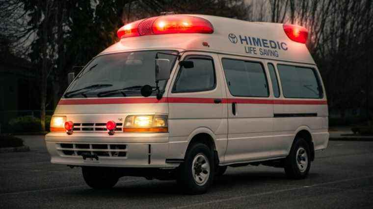 Achetez cette ambulance Toyota Hiace avec un V8, 4 roues motrices à temps plein pour 34 995 $