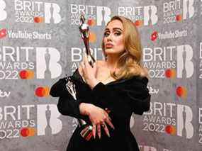 Adele pose avec son prix dans la salle des médias lors des BRIT Awards 2022 à l'O2 Arena le 8 février 2022 à Londres.