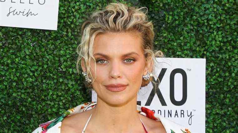 AnnaLynne McCord s'adresse à Poutine dans un poème original et déclare "Je suis tellement désolée de ne pas avoir été ta mère"
