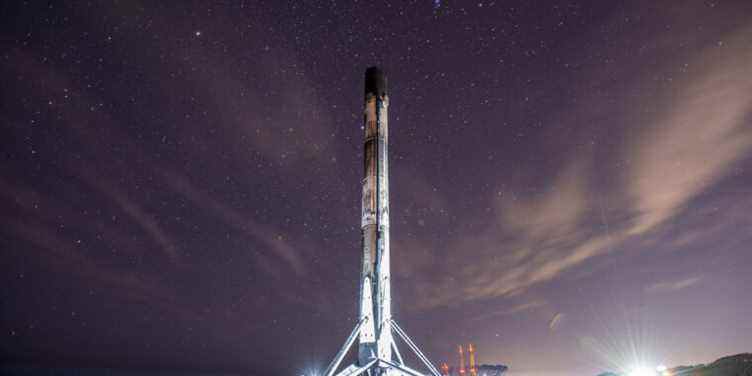 Après un lancement nocturne éblouissant, SpaceX opte pour le double en-tête Falcon 9