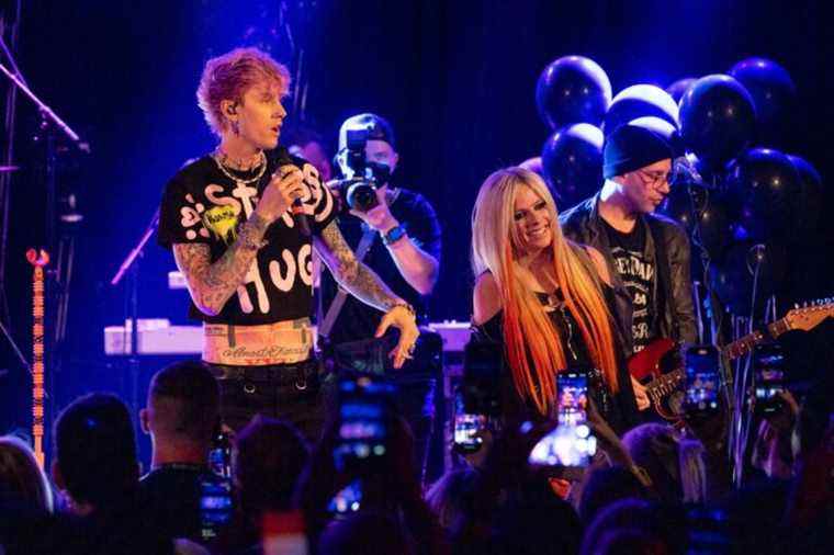 Avril Lavigne illumine le Roxy avec Travis Barker et Machine Gun Kelly pour la sortie de « Love Sux »
	
	
