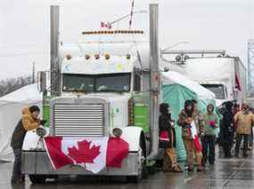 Des camionneurs et des supporters bloquent l'accès menant du pont Ambassador, reliant Detroit et Windsor, le 11 février 2022.