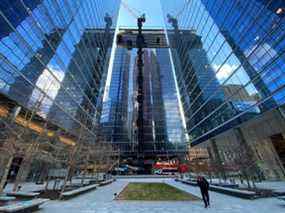 Une grue de construction au-dessus de Brookfield's Bay Adelaide North à Toronto.