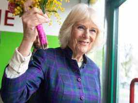 Camilla, duchesse de Cornouailles, tient des fleurs qu'elle a reçues lors d'une visite au Nourish Hub, à Shepherd's Bush, Londres, le 10 février 2022.