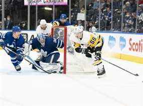 Jake Guentzel des Penguins patine la rondelle autour du filet du gardien de but des Maple Leafs Jack Campbell lors de la deuxième période au Scotiabank Arena le jeudi 17 février 2022.