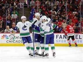 Alex Chiasson, numéro 39 des Canucks de Vancouver, célèbre un but contre les Blackhawks de Chicago lors de la première période au United Center le 31 janvier 2022 à Chicago, Illinois.