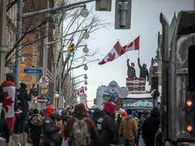 Des gens se sont rassemblés au centre-ville d'Ottawa lors de la manifestation du Freedom Convoy, le dimanche 6 février 2022.