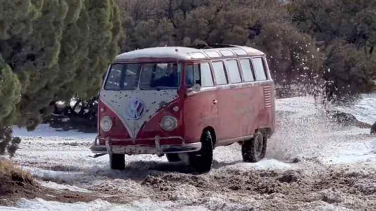 Ce bus VW de 1959 à 23 fenêtres est plus difficile en tout-terrain que la plupart des nouveaux Jeeps