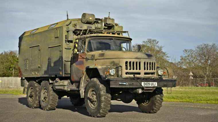 Ce camping-car militaire soviétique 6×6 serait amusant à emmener dans une forêt