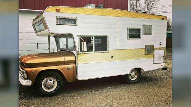 Ce camping-car sans cabine Chevy C10 de 1966 monté sur châssis est un camping-car sommaire