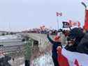 Des centaines de partisans se sont rassemblés jeudi sur le viaduc de Wellington Road pour regarder le convoi pour la liberté 2022, dans le cadre d'une manifestation nationale contre les mandats transfrontaliers de vaccination contre le COVID-19.  Le convoi de camions de transport est en route vers Ottawa pour un rassemblement sur la Colline du Parlement.  DALE CARRUTHERS/RÉSEAU POSTMÉDIA 