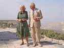 Le prince Charles et Camilla, duchesse de Cornouailles en tournée à Umm Qais, en Jordanie, lors d'un voyage au Moyen-Orient, le 17 novembre 2021. 