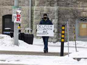 Un contre-manifestant à Ottawa.