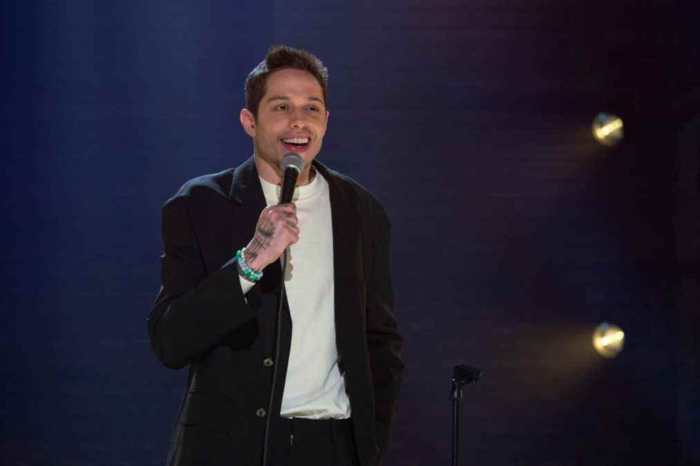 Comment Pete Davidson a fini par se déshabiller pour faire une apparition dans 