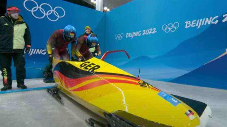  Comment les bobsleighs olympiques font-ils réellement remonter le traîneau sur la colline ?  Transport de bobsleigh, expliqué
