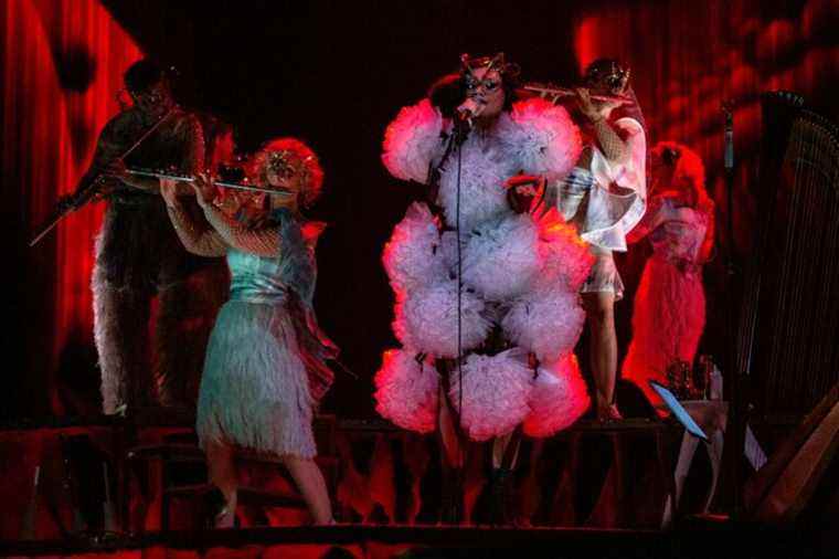 Critique du concert 'Cornucopia' : Quatre décennies dans une carrière magistrale, l'art de Björk est plus audacieux que jamais
	
	
