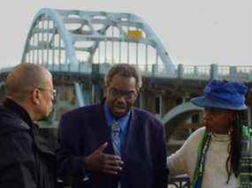 De gauche à droite, Jeffery Robinson, le sénateur Hank Sanders et Faya Ora Rose Touré.