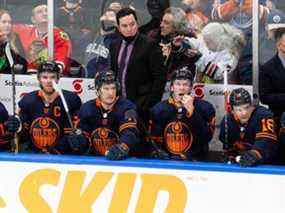 Le nouvel entraîneur-chef des Oilers d'Edmonton, Jay Woodcroft, est vu derrière le banc alors que l'équipe affronte les Islanders de New York lors de la deuxième période d'action de la LNH au Rogers Place à Edmonton, le vendredi 11 février 2022.