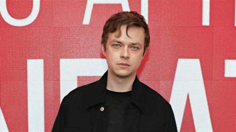 Dane DeHaan tombe dans le film Oppenheimer de Christopher Nolan