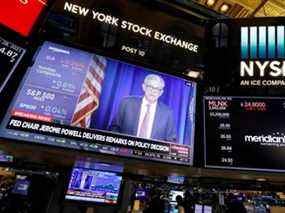 Un écran affiche le président de la Réserve fédérale Jerome Powell sur le parquet de la Bourse de New York