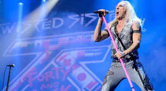 Dee Snider de Twisted Sister rend hommage aux victimes de l'incendie de la discothèque de la gare de 2003 avec une nouvelle chanson, "Stand" la plus populaire doit être lue