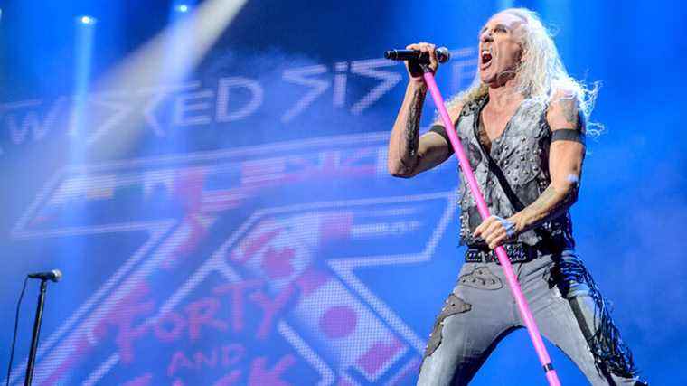 Dee Snider de Twisted Sister rend hommage aux victimes de l'incendie de la discothèque de la gare de 2003 avec une nouvelle chanson, "Stand" la plus populaire doit être lue
	
	
